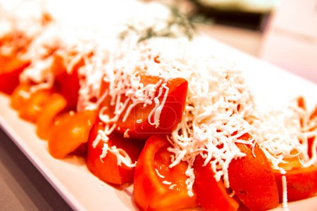 Foto de Ensalada de tomate con queso rallado - Imagen libre de derechos