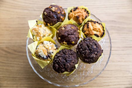 Téléchargez les photos : Muffins au chocolat sur bois - en image libre de droit