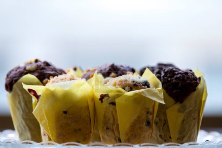 Téléchargez les photos : Muffins au chocolat sur bois - en image libre de droit