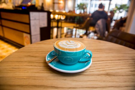 Téléchargez les photos : Tasse de café sur la table en bois - en image libre de droit