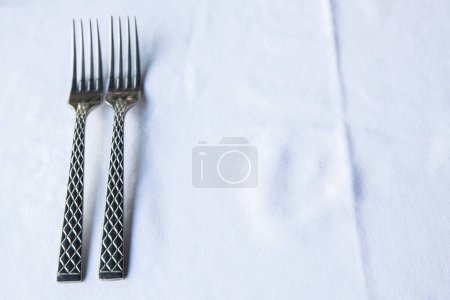 Foto de Dos tenedores de comida sobre fondo blanco - Imagen libre de derechos