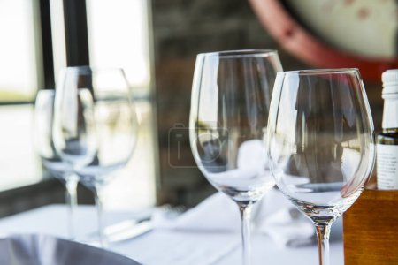 Téléchargez les photos : Ensemble de verres au restaurant - en image libre de droit