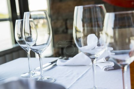 Téléchargez les photos : Ensemble de verres au restaurant - en image libre de droit
