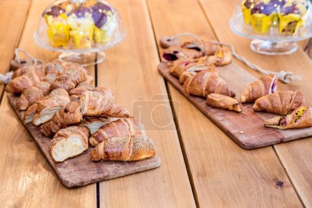 Foto de Croissants en tablas de madera en la mesa - Imagen libre de derechos