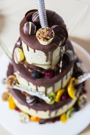 Foto de Hermosa torta de tres niveles en el plato - Imagen libre de derechos