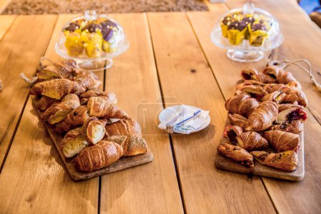 Foto de Mucho croissant dulce en una tabla de madera - Imagen libre de derechos