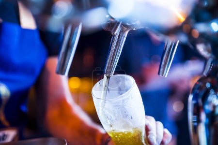 Téléchargez les photos : Détail d'un barman brassant une bière - en image libre de droit