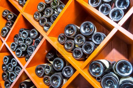 Téléchargez les photos : Bouteilles de vin rouge sur les étagères - en image libre de droit