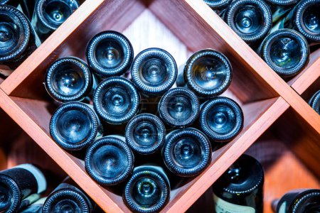 Téléchargez les photos : Bouteilles de vin rouge sur les étagères - en image libre de droit