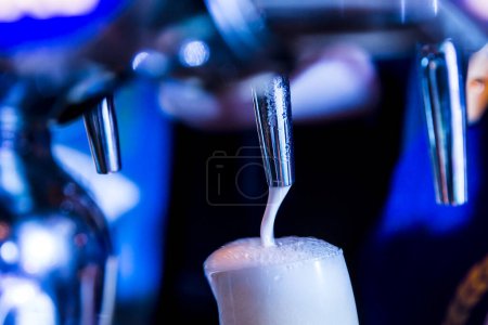 Téléchargez les photos : Détail d'un barman brassant une bière - en image libre de droit