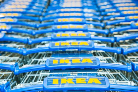 Téléchargez les photos : BELGRADE, SERBIE - 15 août 2017 : Chariots Ikea. IKEA est le plus grand détaillant de meubles au monde et vend prêt à assembler des meubles. - en image libre de droit