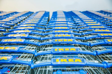 Téléchargez les photos : BELGRADE, SERBIE - 15 août 2017 : Chariots Ikea. IKEA est le plus grand détaillant de meubles au monde et vend prêt à assembler des meubles. - en image libre de droit