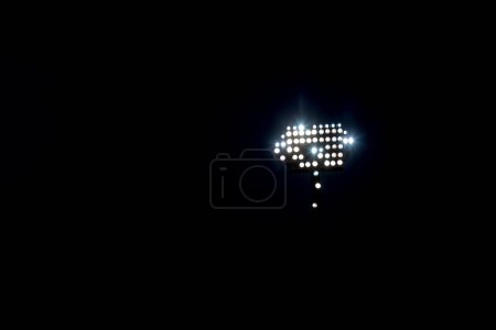 Foto de Reflectores de luces de estadio contra fondo negro - Imagen libre de derechos