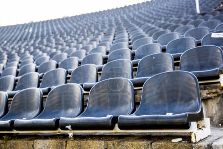 Foto de Tribunales vacíos con asientos en el estadio de fútbol - Imagen libre de derechos