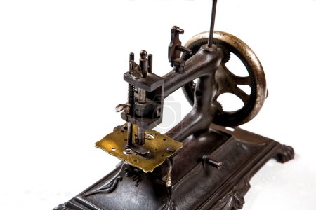 Foto de Máquina de coser Vintage aislada en blanco - Imagen libre de derechos