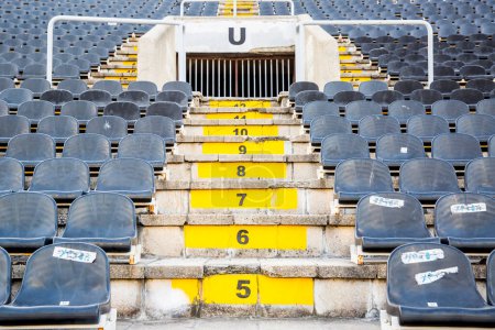 Téléchargez les photos : Tribunaux vides avec des sièges sur le stade de football - en image libre de droit