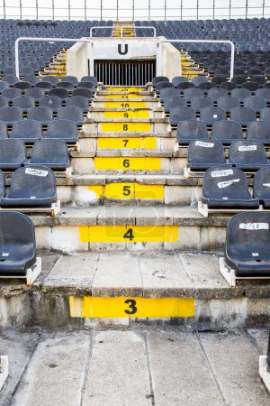 Téléchargez les photos : Tribunaux vides avec des sièges sur le stade de football - en image libre de droit