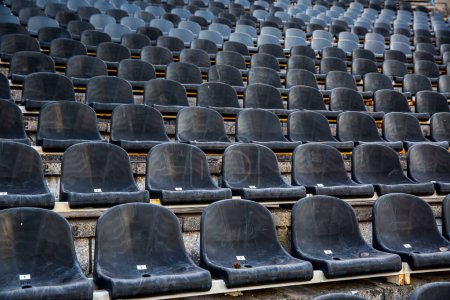 Foto de Tribunales vacíos con asientos en el estadio de fútbol - Imagen libre de derechos