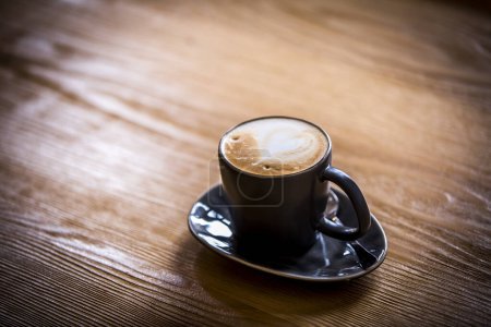 Foto de Taza de café sobre mesa de madera - Imagen libre de derechos