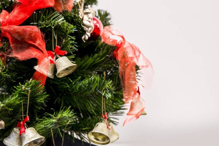 Téléchargez les photos : Bel arbre de Noël sur fond blanc - en image libre de droit