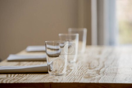 Foto de Mesa de restaurante con vasos y servilletas - Imagen libre de derechos