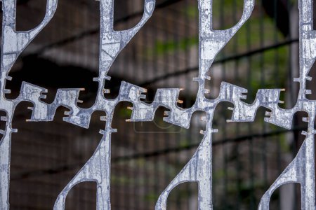 Téléchargez les photos : Gros plan de la clôture en métal forgé - en image libre de droit