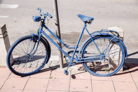 Téléchargez les photos : Vélo vintage bleu dans la rue - en image libre de droit