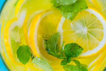 Téléchargez les photos : Pichet de limonade gros plan - en image libre de droit