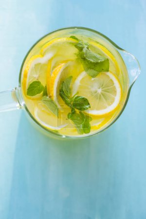 Téléchargez les photos : Pichet de limonade gros plan - en image libre de droit