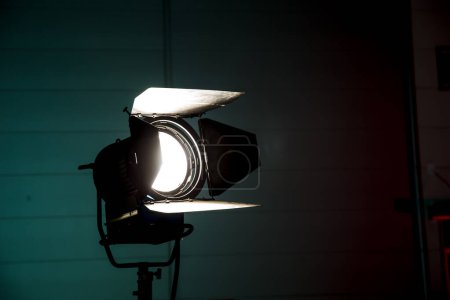 Téléchargez les photos : Projecteur de scène brille dans le fond sombre - en image libre de droit