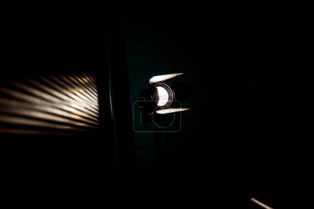Téléchargez les photos : Projecteur de scène brille dans le fond sombre - en image libre de droit