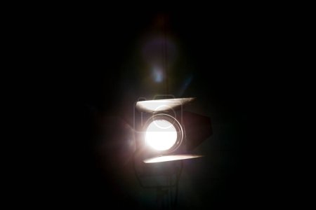 Foto de El proyector de escenario brilla en el fondo oscuro - Imagen libre de derechos