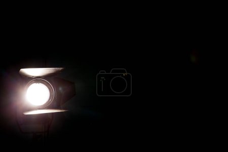 Foto de El proyector de escenario brilla en el fondo oscuro - Imagen libre de derechos
