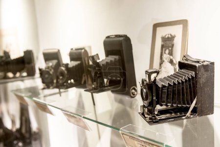 Téléchargez les photos : Vieux appareils photo dans le musée - en image libre de droit