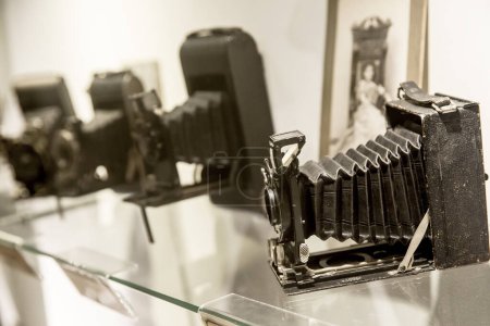 Téléchargez les photos : Vieux appareils photo dans le musée - en image libre de droit