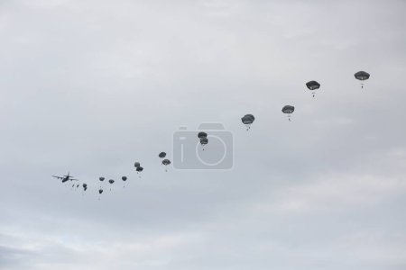 Foto de Muchos paracaidistas en el cielo nublado - Imagen libre de derechos