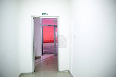Téléchargez les photos : Porte d'entrée dans un bâtiment moderne - en image libre de droit