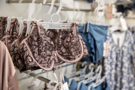 Téléchargez les photos : Sous-vêtements pour femmes sur cintres dans le magasin de vêtements - en image libre de droit