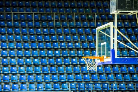 Téléchargez les photos : Basketball cerceau dans une salle de jeux. Terrain de basket, un peu de bruit - en image libre de droit