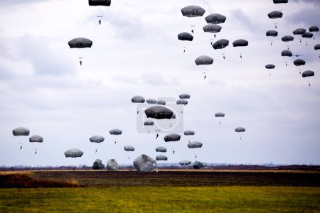 Téléchargez les photos : Beaucoup de parachutistes dans le ciel nuageux - en image libre de droit
