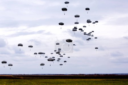 Foto de Muchos paracaidistas en el cielo nublado - Imagen libre de derechos