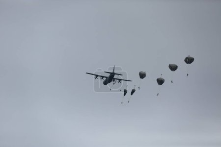 Téléchargez les photos : Beaucoup de parachutistes dans le ciel nuageux - en image libre de droit