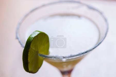 Téléchargez les photos : Gros plan d'un cocktail avec tranche de citron - en image libre de droit