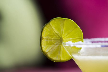 Foto de Cóctel amarillo con lima, cóctel de margarita con borde salado - Imagen libre de derechos
