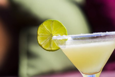 Téléchargez les photos : Coctail jaune au citron vert, cocktail margarita au bord salé - en image libre de droit