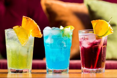 Téléchargez les photos : Cocktails colorés avec glace dans les verres - en image libre de droit