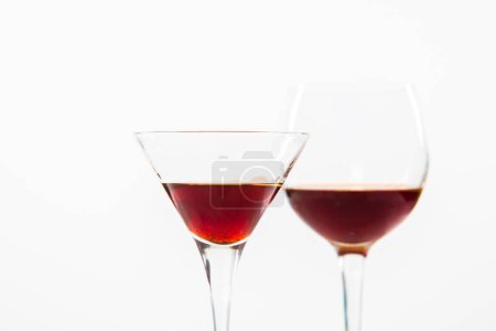 Téléchargez les photos : Deux verres avec du vin rouge sur fond blanc - en image libre de droit
