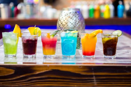 Téléchargez les photos : Ensemble de cocktails colorés au bar - en image libre de droit