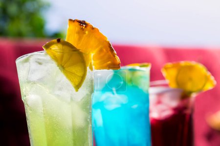 Téléchargez les photos : Ensemble de cocktails colorés au bar - en image libre de droit