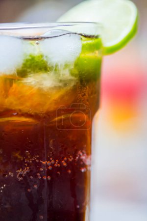 Téléchargez les photos : Boisson de cola frais avec citron vert et glace - en image libre de droit